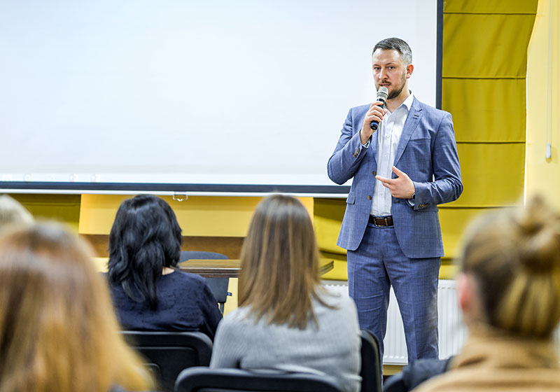 Apresentações em inglês e espanhol